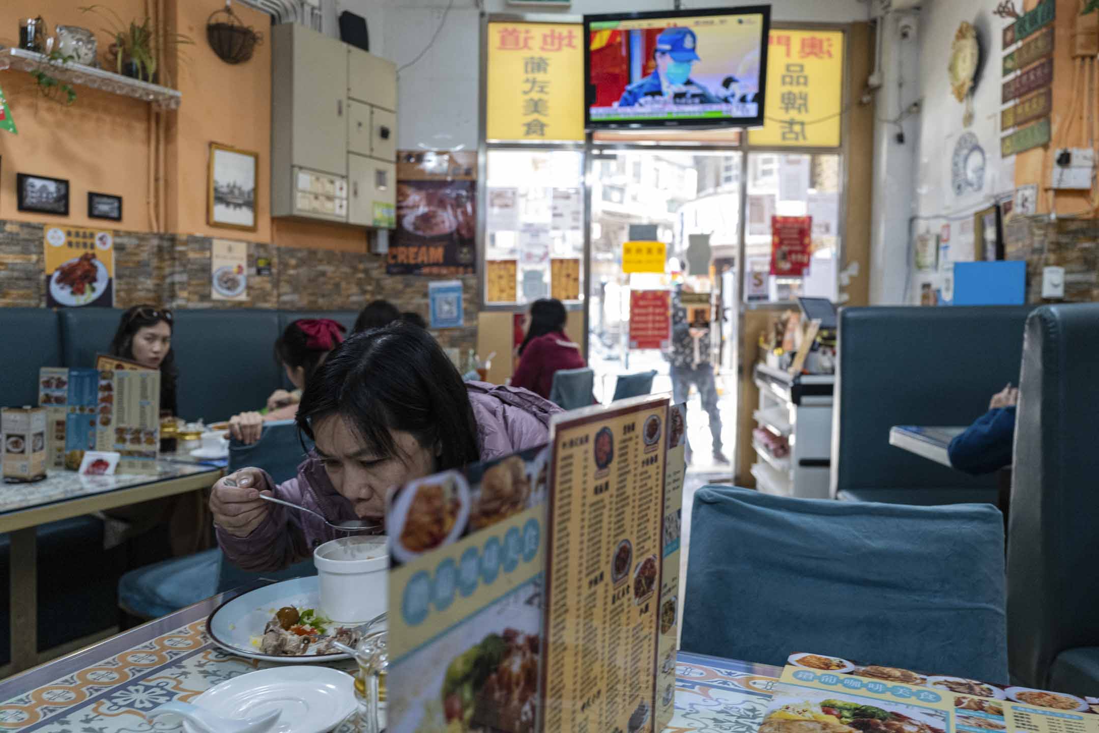 2023年1月6日,澳門一間茶餐廳,顧客吃午餐。