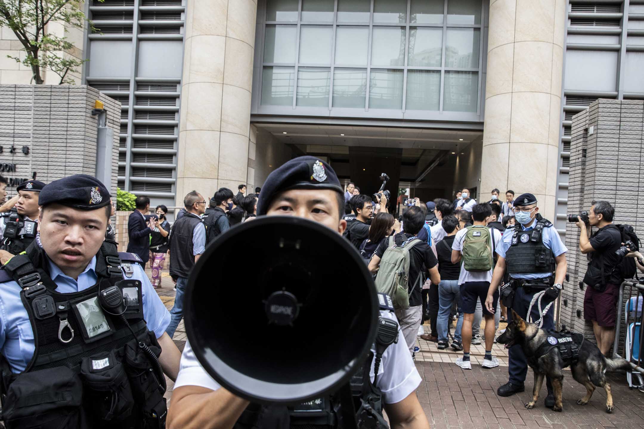 2024年5月30日,香港民主派47人初選案首日裁決,大批傳媒在法院外守候。攝:林振東/端傳媒