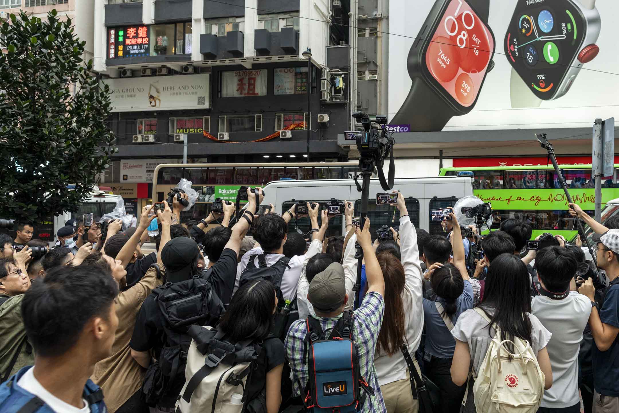 2024年6月4日,大量警察在銅鑼灣截查市民,記者在現場採訪。攝:林振東/端傳媒