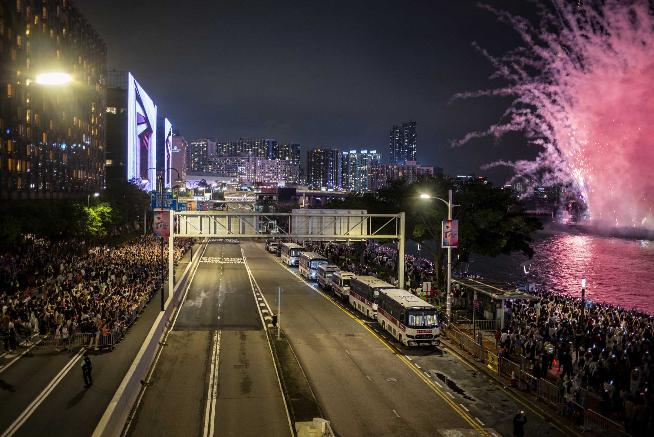 2024年5月1日,維港海上煙火表演在尖沙嘴海濱花園外的海面燃放水上煙火,綻放巨型HK字樣、開心笑面等圖案,表演長約10分鐘。攝:林振東/端傳媒