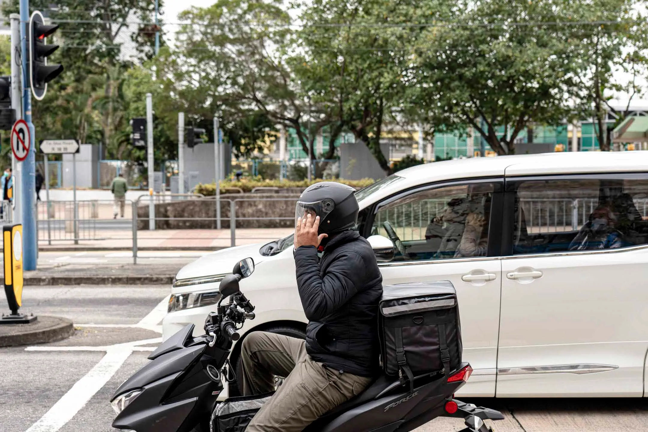遊走街巷的香港外賣員。攝:Ryan Lai/端傳媒