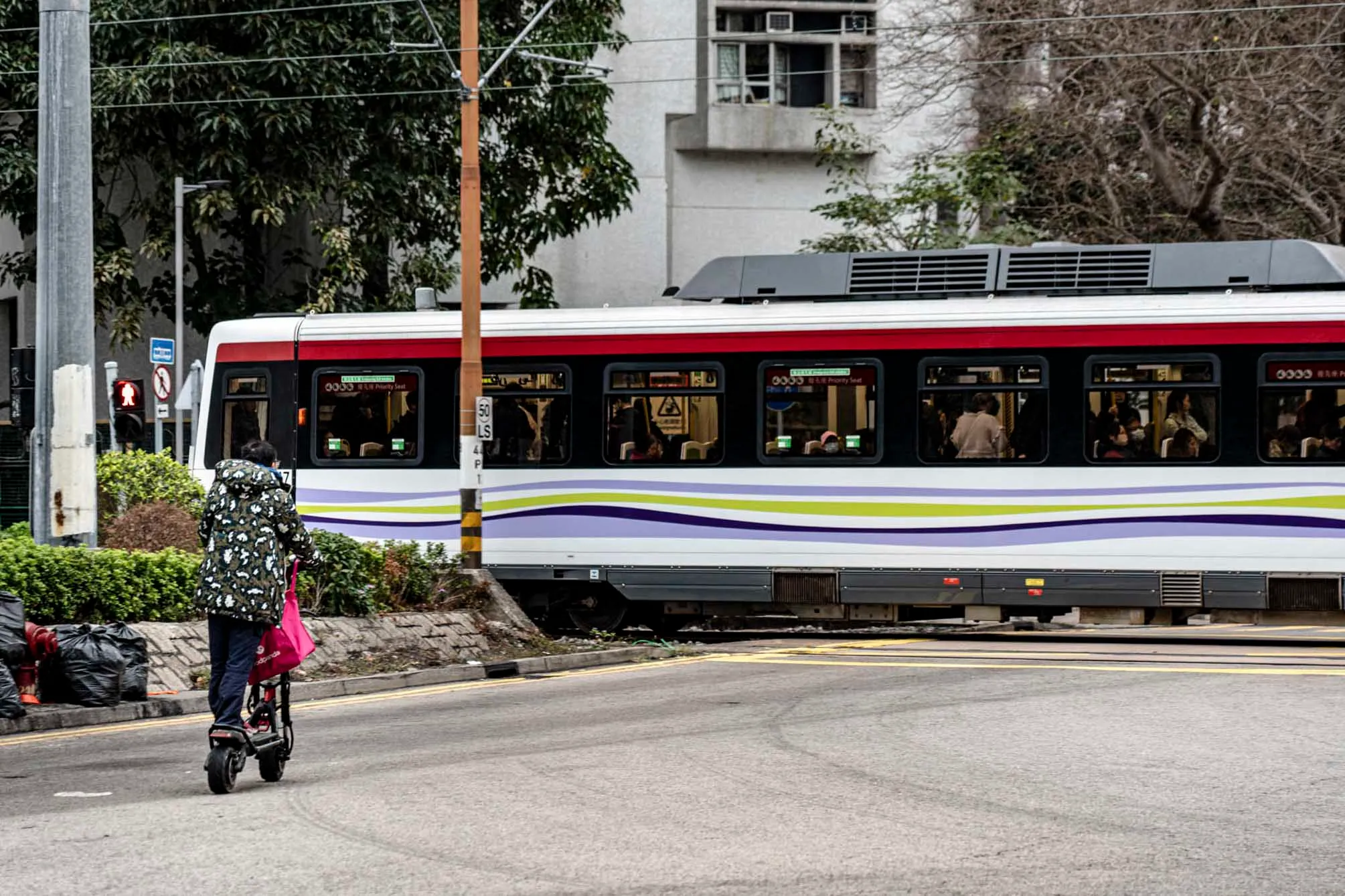 遊走街巷的香港外賣員。攝:Ryan Lai/端傳媒