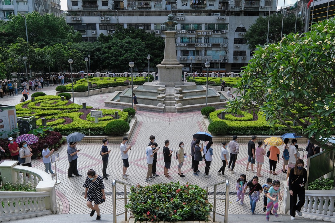 2022年6月22日,澳門新一輪疫情爆發,政府推行全民強檢,塔石體育館核酸檢測站外出現人龍。